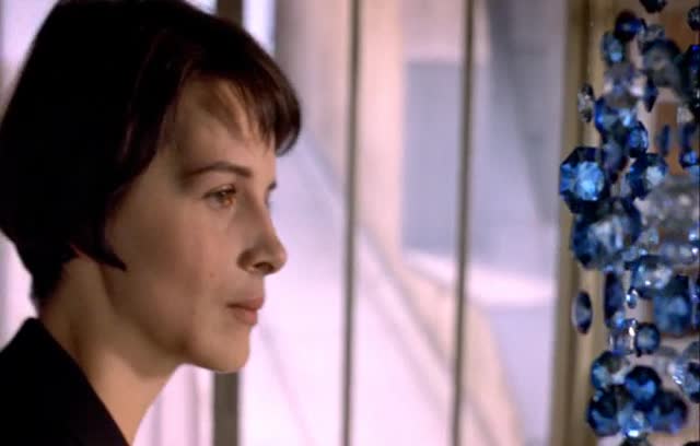 Krzysztof KieÅ›lowski's Blue (1993), bead hanging scene.